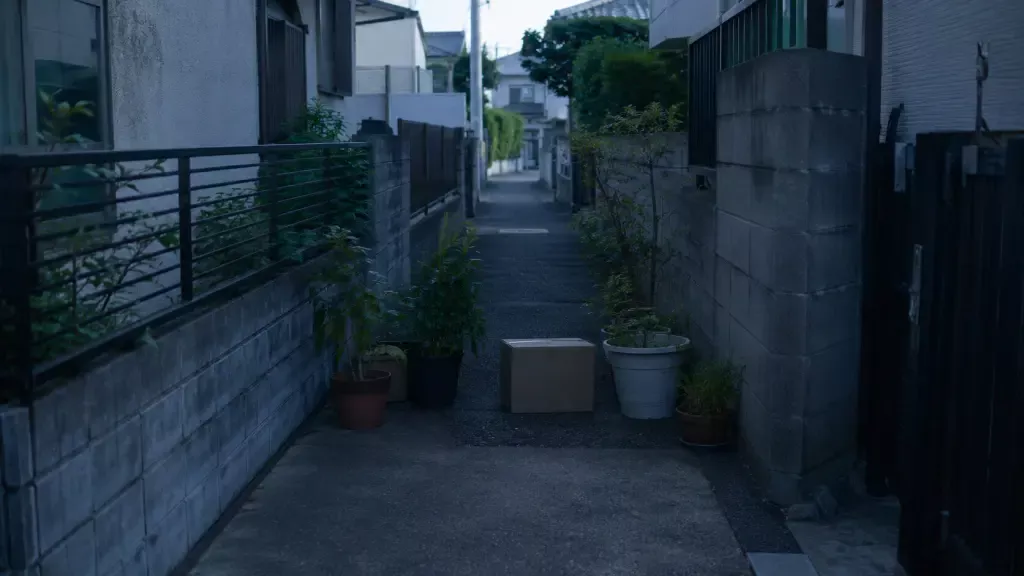 私道や通路に物を置かれる嫌がらせ被害のイメージ